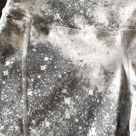 Old Navy white / grey workout leggings - Picture 3 of 3